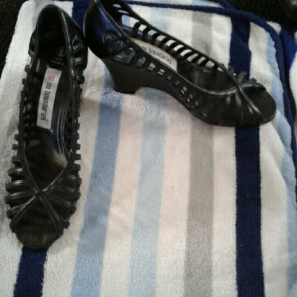 black wedges